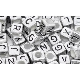 100 perles cubes couleur argent lettre noire 6mm 
