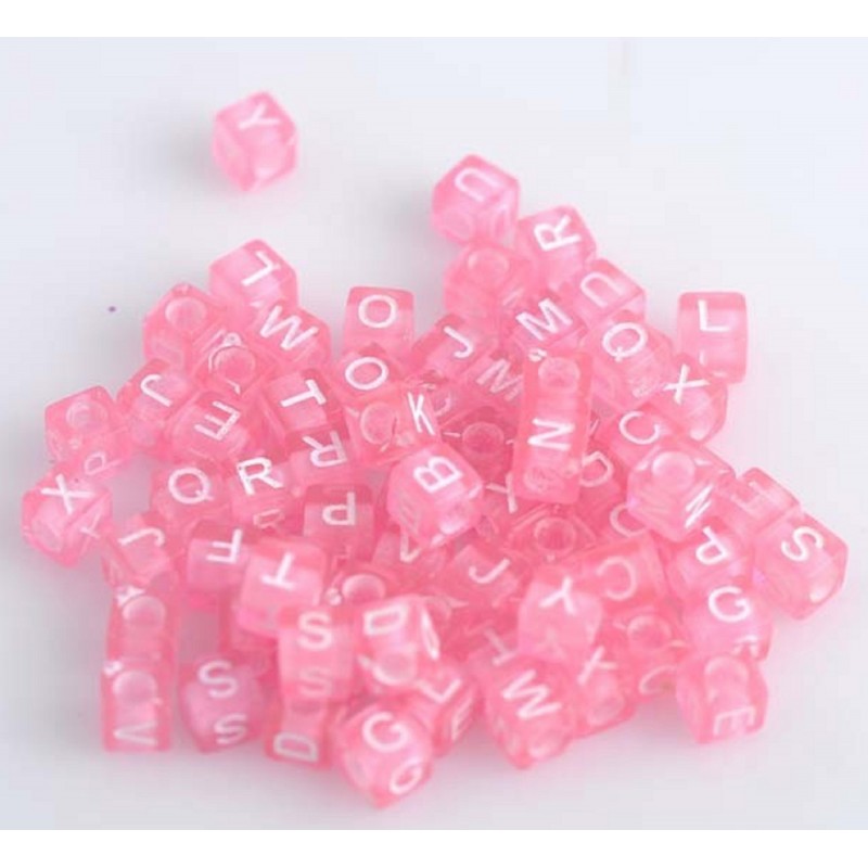 100 perles cubes roses transparents lettre blanche 6mm 