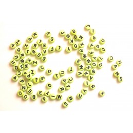 100 perles rondes vertes claires avec lettre noire 7mm 