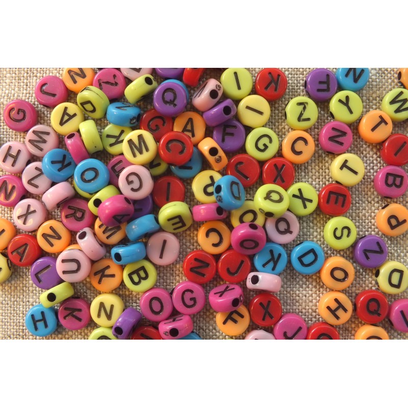 100 perles rondes multicolores lettre noire 7 mm (02) 