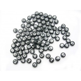 100 perles rondes noires lettres blanches 7mm 