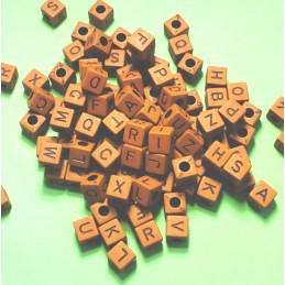 100 PERLES ACRYLIQUES :  cubes marrons lettres noires 6 mm (03) 