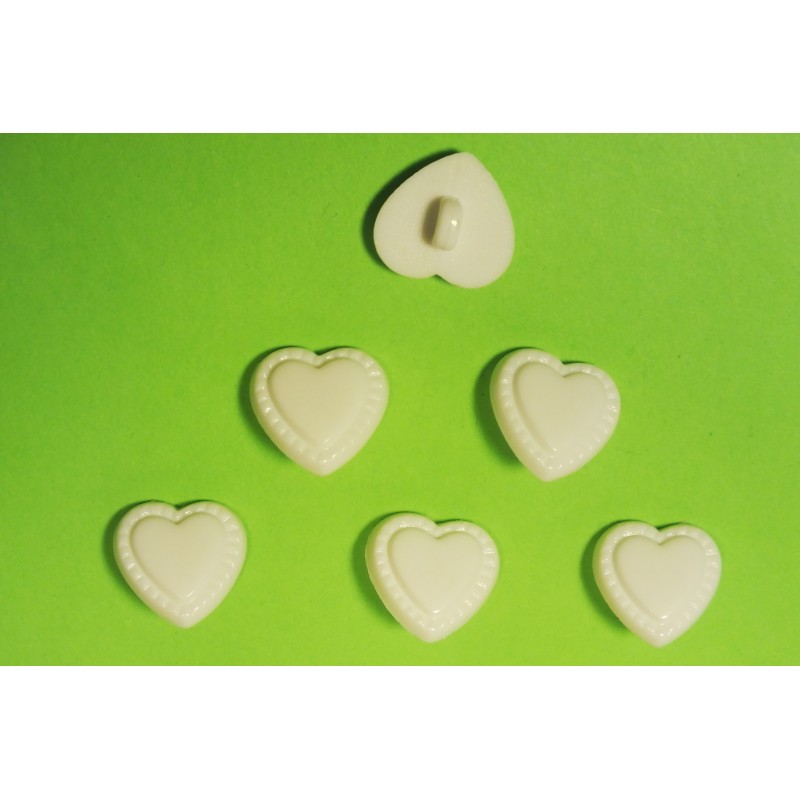 LOT 6 BOUTONS : coeur blanc fantaisie 15mm 