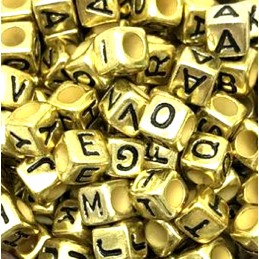 PERLES ACRYLIQUES : 100 cubes dorés avec lettres noires 6mm 