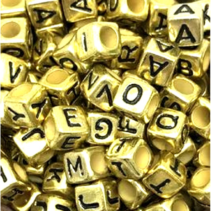 PERLES ACRYLIQUES : 100 cubes dorés avec lettres noires 6mm 