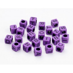 PERLES ACRYLIQUES : 100 cubes violet avec lettres noires 6mm (01) 