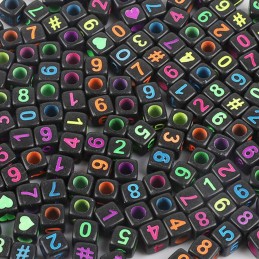 PERLES ACRYLIQUES : 100 cubes noirs chiffres multicolores 6mm 