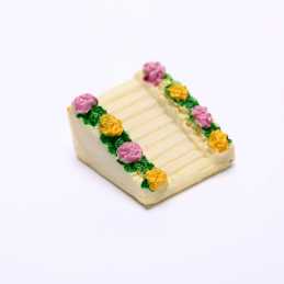 MINIATURE RESINE : escalier crème fleuri 2.2*2cm 