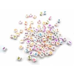 PERLES ACRYLIQUES : 100 cubes blancs avec lettres couleurs 7mm (02) 