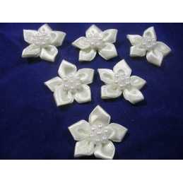 LOT 6 APPLIQUES TISSUS  : fleur blanche avec perles 25mm (03) 