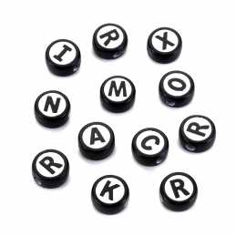 PERLES ACRYLIQUES : 100 rondes noires/blanches avec lettres noirs 9mm  