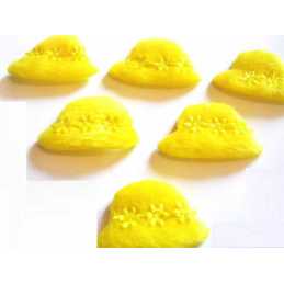 LOT 6 APPLIQUES : chapeau tissu polaire jaune 4*2.5cm 