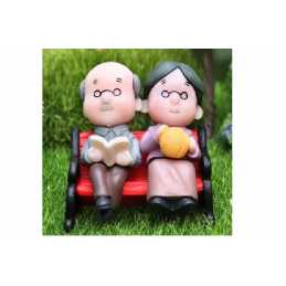 MINIATURE RESINE : couple agé assis sur un banc rouge longueur 5cm (03) 