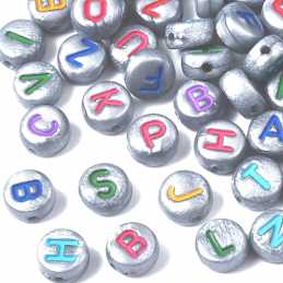 PERLES ACRYLIQUES : 100 rondes grises avec lettres multicolores 7mm 
