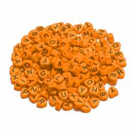 PERLES ACRYLIQUES : 100 coeurs oranges avec lettre noire 7*7mm 