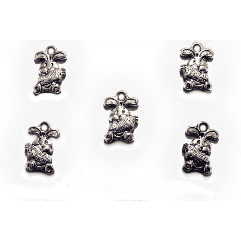 LOT 5 CHARMS/BRELOQUES METALS ARGENTES :  lapin mange sa carotte 14mm 