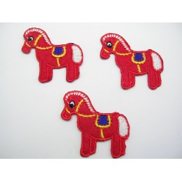 LOT 3 APPLIQUES THERMOCOLLANTS : poney rouge 40 x40mm